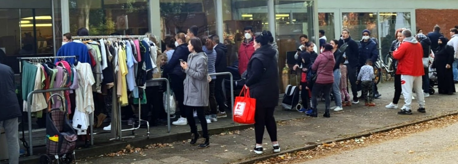 Großer Andrang vor dem Laden in der Lerchenstr.
